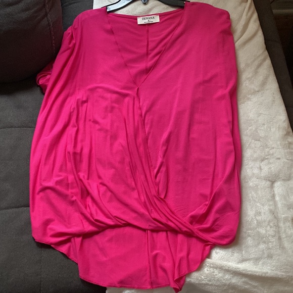 Oversized, split front, low/high hot pink shirt. - Picture 3 of 3